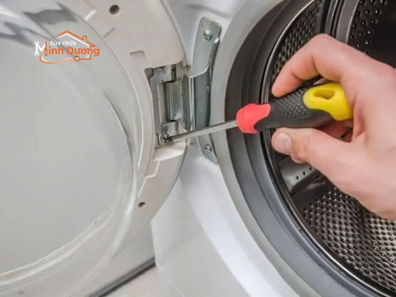 Tình trạng máy giặt lồng ngang bị kẹt cửa không mở được tay nắm