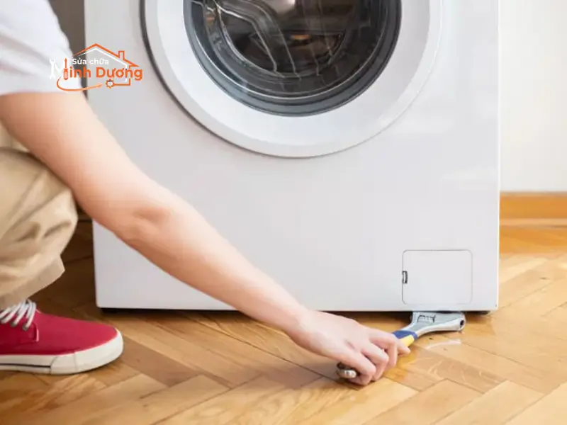 Sàn nhà lênh láng nước do máy giặt bị chảy nước dưới gầm