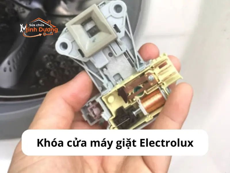 Thợ kỹ thuật tháo cụm khóa cửa máy giặt Electrolux bị chập cháy