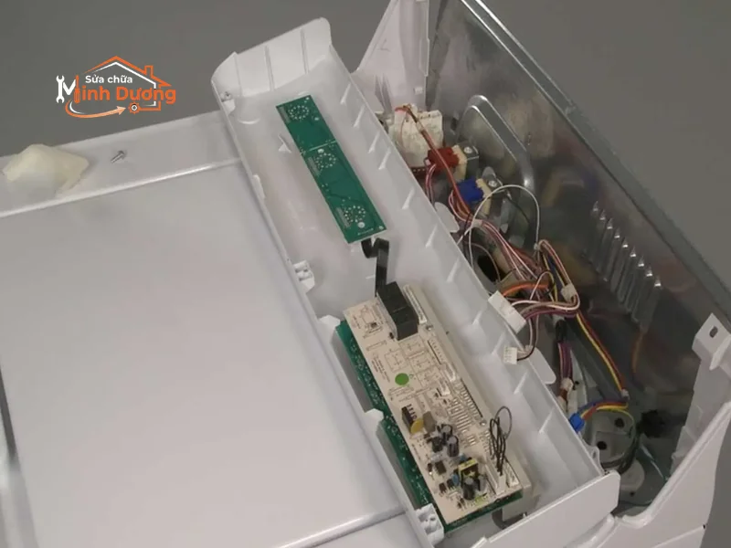 Bo mạch máy giặt Inverter bị chập cháy do côn trùng