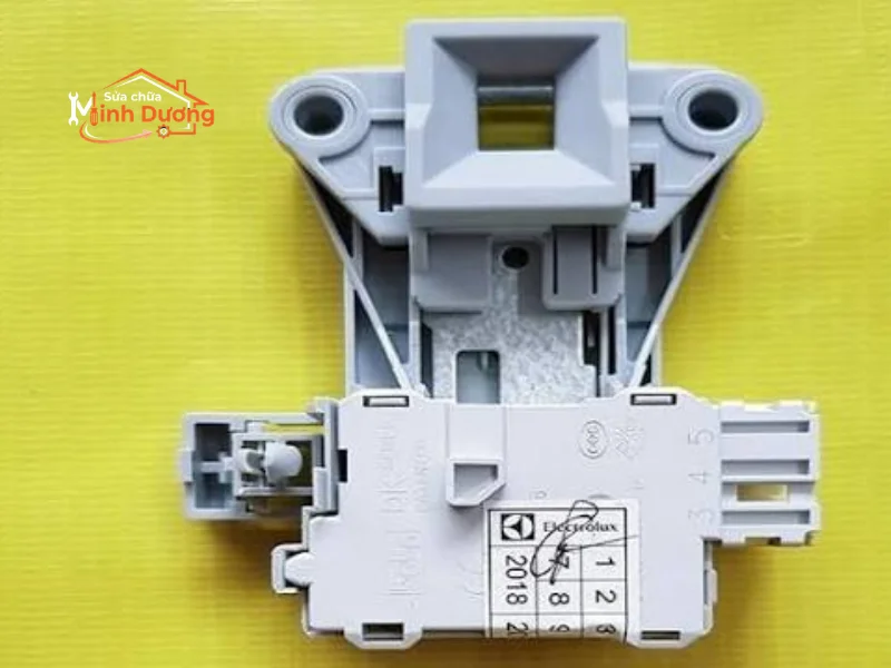 Cấu tạo bên trong công tắc khóa cửa máy giặt