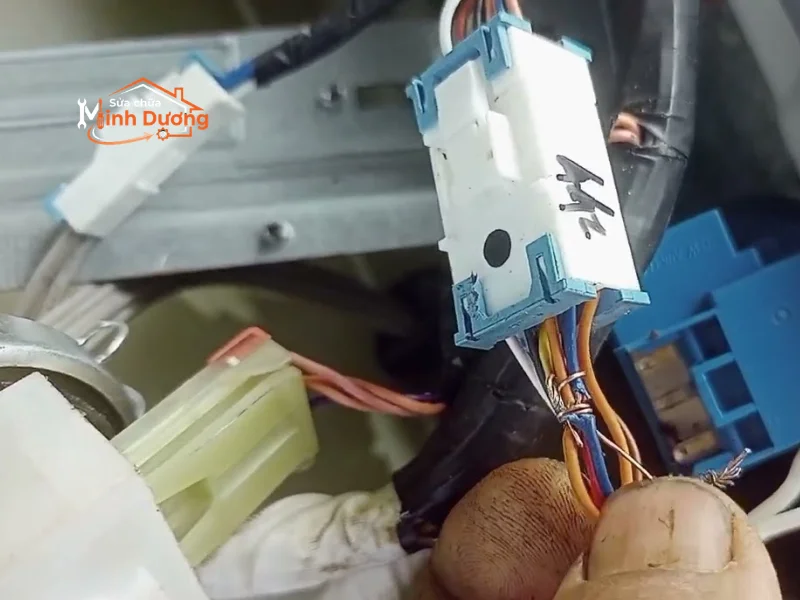 Đấu tắt dây khóa cửa máy giặt gây cháy bo mạch