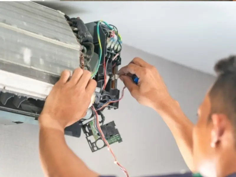 Thợ kỹ thuật đo đạc an toàn điện trước khi sửa điều hoà mất nguồn