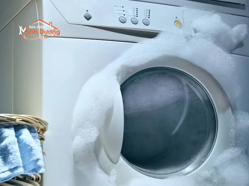 Hiện tượng bọt xà phòng trào ngược ra khỏi cửa máy giặt