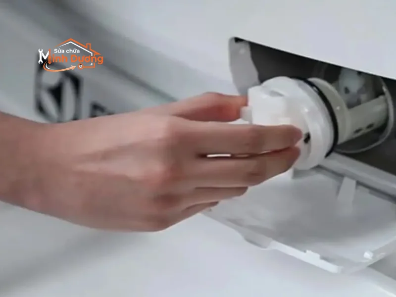 Tháo hố bơm xả máy giặt Electrolux lấy dị vật