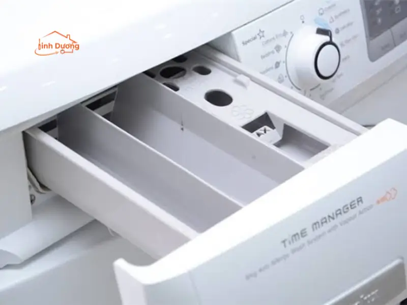 Khay nước xả vải máy giặt không trôi bị đọng cặn