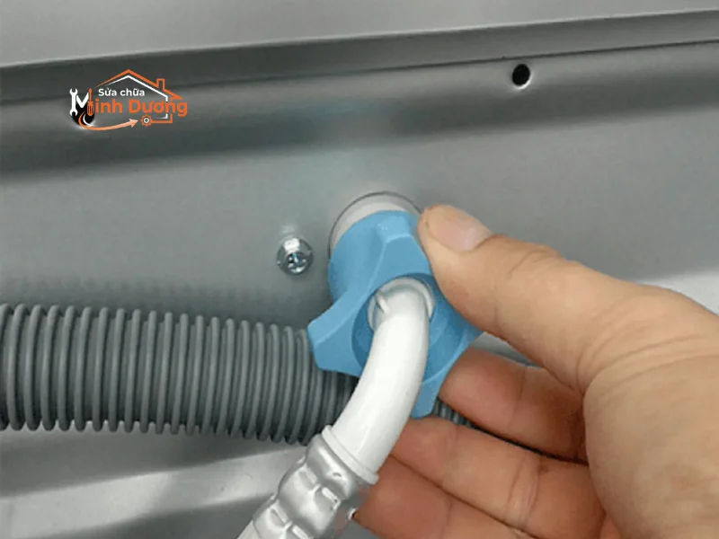 Lắp van 1 chiều chống nước cống trào ngược máy giặt