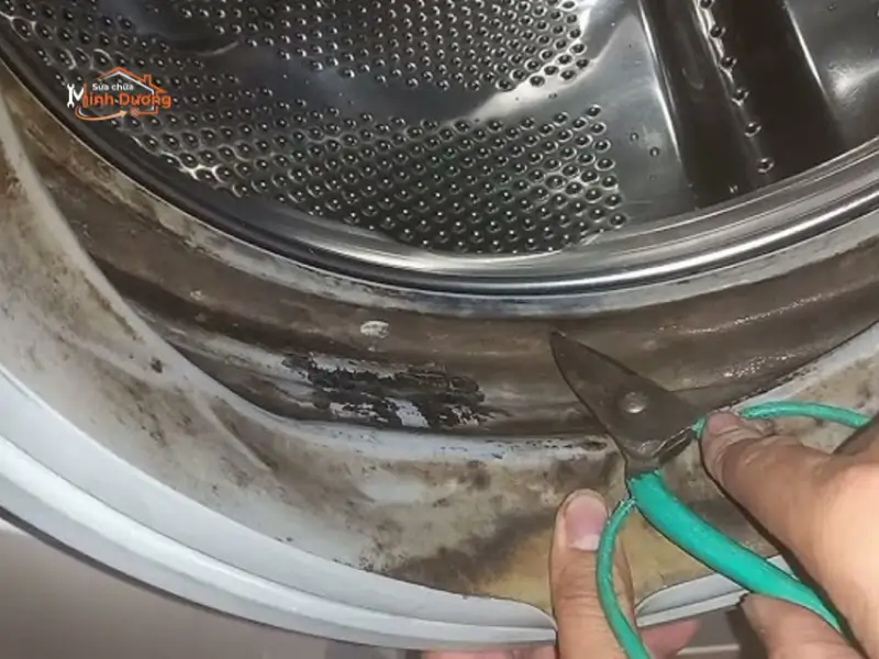 Kéo vạch mép gioăng cao su quá mạnh gây rách