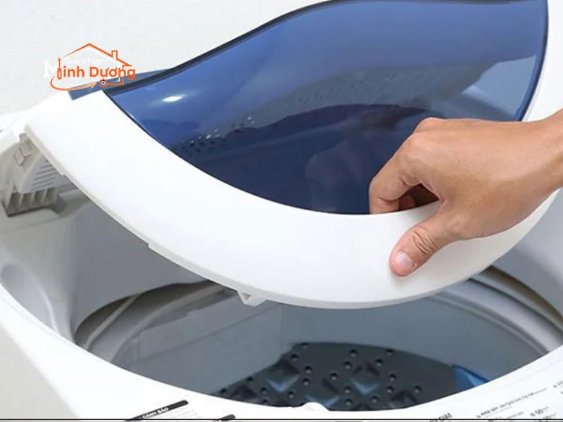 Đẩy chặt cửa máy giặt Toshiba xử lý lỗi E2