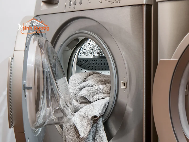 Rút phích cắm ngắt điện khi máy giặt bốc mùi khét
