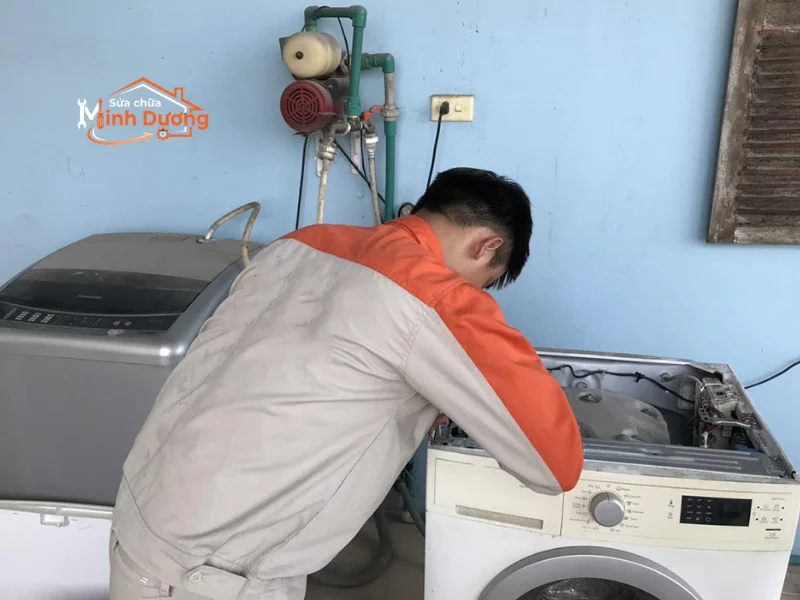 Thợ kiểm tra động cơ Inverter máy giặt Samsung