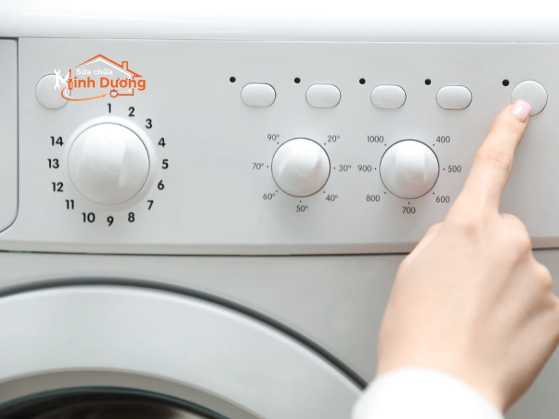 Dùng máy sấy tóc sấy khô bảng điều khiển máy giặt