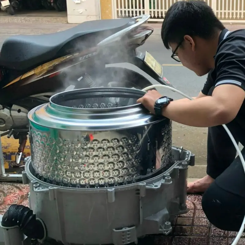 Thợ tháo lồng Inox máy giặt xịt rửa cặn bùn