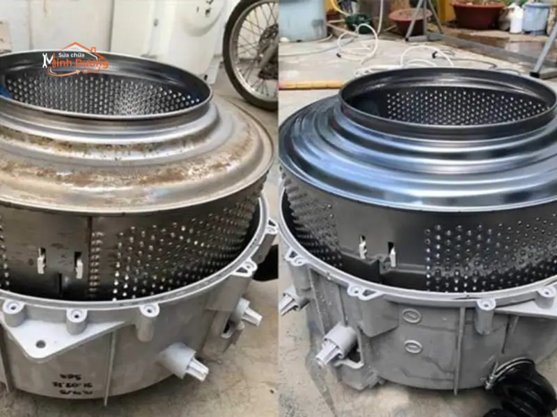 Thợ tháo rời lồng inox máy giặt ra ngoài xịt rửa