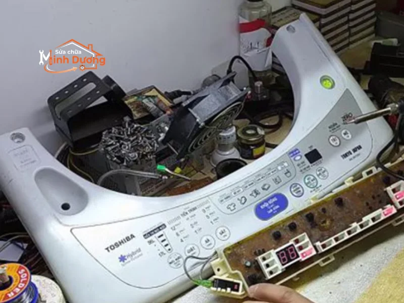 Thợ Minh Dương thay linh kiện bo mạch máy giặt Inverter