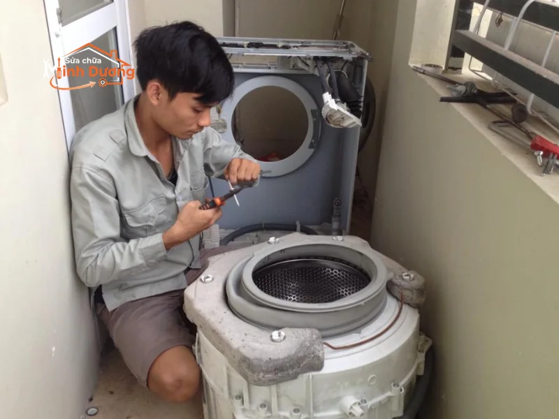 Thợ Minh Dương Fix kiểm tra bo mạch máy giặt Electrolux