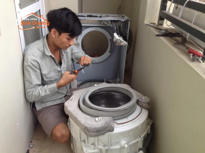 Thợ Minh Dương kiểm tra sửa máy giặt LG lỗi OE