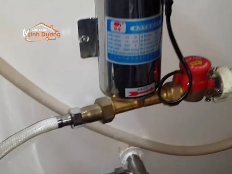 Việc thi công đấu nối bơm tăng áp yêu cầu sự tỉ mỉ trong khâu quấn ren chống rò rỉ nước, đảm bảo an toàn điện tuyệt đối cho khu vực giặt giũ.