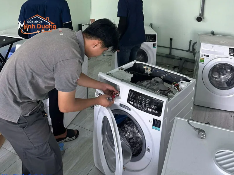 Dịch vụ khơi thông và thay thế cụm bơm xả máy giặt tại nhà