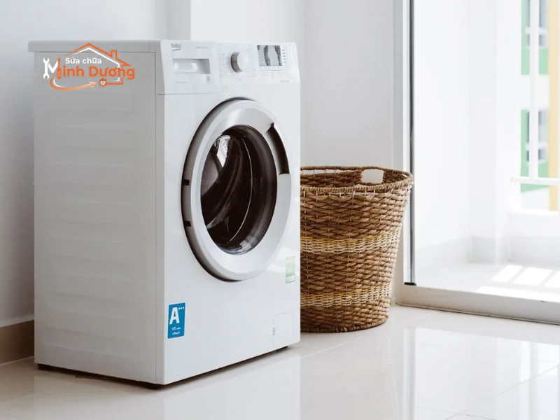 Thợ đo thước thủy cân bằng vị trí lắp đặt máy giặt