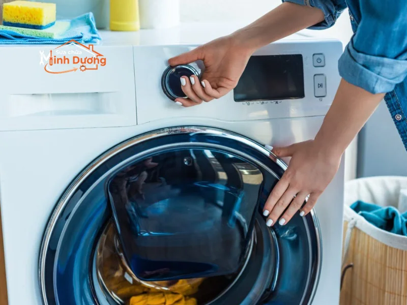 Gỡ bớt đồ giặt xử lý lỗi LE máy giặt LG