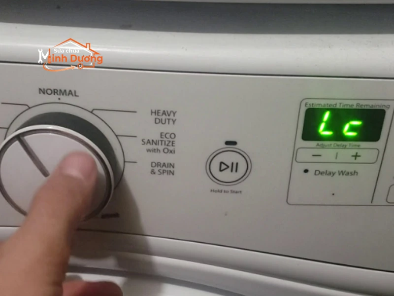 Gỡ bớt đồ giặt xử lý lỗi LE máy giặt LG