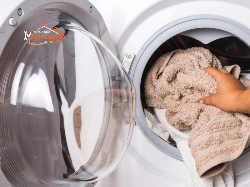 Gỡ tơi quần áo xử lý lỗi UE máy giặt LG