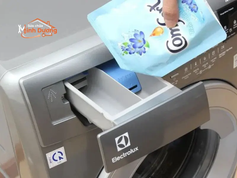 Vệ sinh khay chứa nước xả vải máy giặt