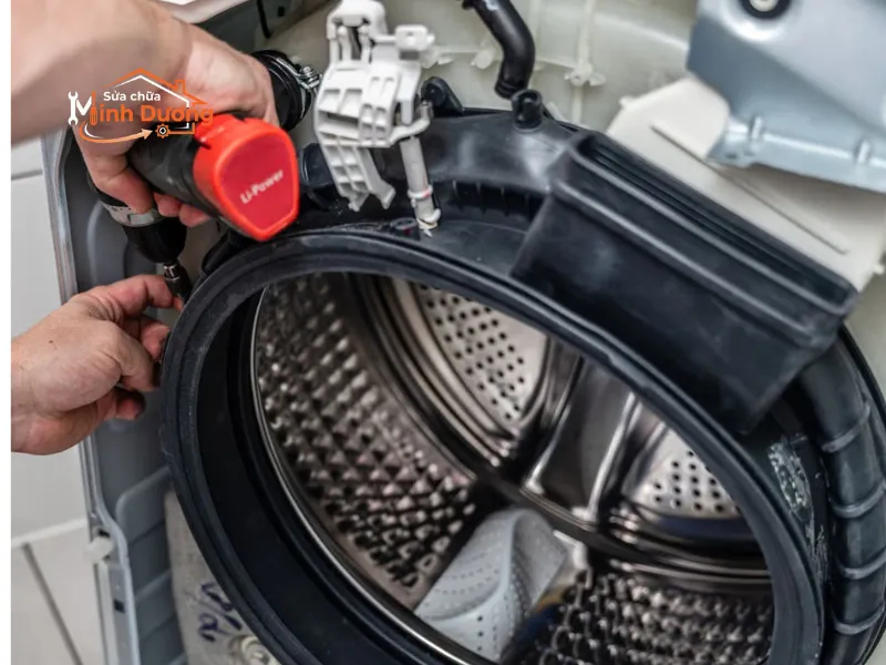 Thợ kỹ thuật Minh Dương Fix đang kiểm tra và sửa máy giặt KĐT Mỗ Lao tận nhà.
