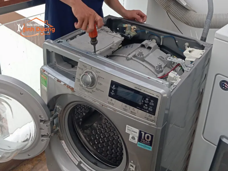 Thợ sửa máy giặt lồng ngang KĐT Mỗ Lao tháo kiểm tra lồng giặt.
