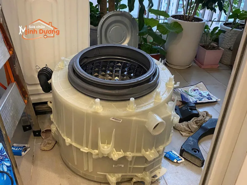 Thợ kỹ thuật sửa máy giặt Nam Thăng Long đang kiểm tra bo mạch điều khiển tại căn hộ chung cư