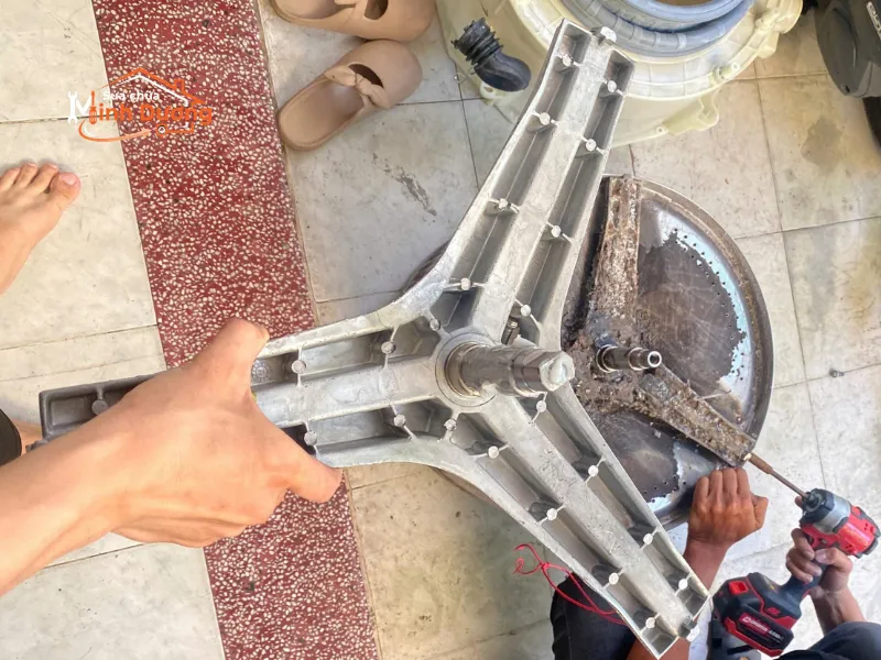 Thợ sửa máy giặt Nam Thăng Long tháo lồng inox thay chạc ba gãy