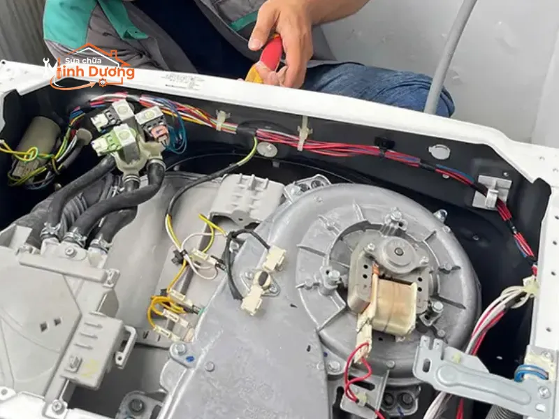 Kỹ thuật viên sửa bo mạch máy giặt KĐT Mỗ Lao tại nhà khách hàng.